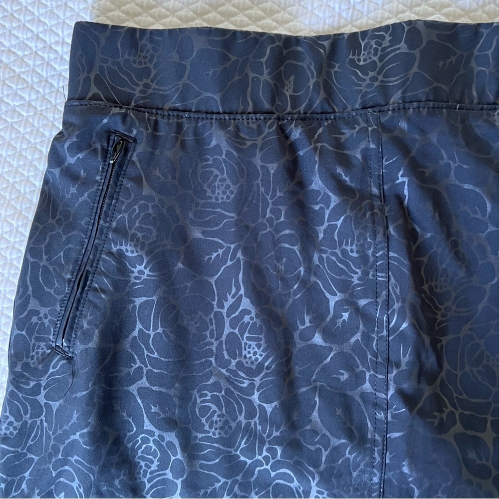 Orvis Travel Skort Embossed Black Floral • Large